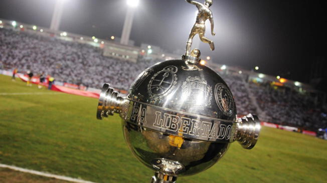 El trofeo de la Copa Libertadores en una final del torneo.