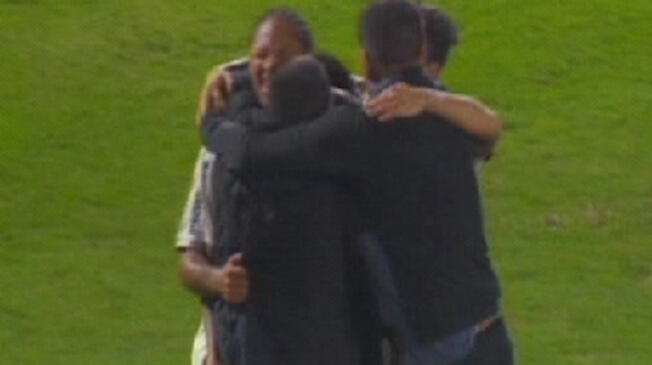Juan Pablo Pino celebra su gol con sus compañeros.