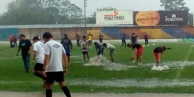 Unión Comercio y Deportivo Municipal tuvieron que esperar algunos minutos para el inicio del encuentro que se jugó en un campo afectado por las lluvias.