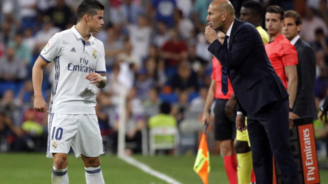 James Rodríguez atiende una indicación de Zinedine Zidane en un partido del Real Madrid.