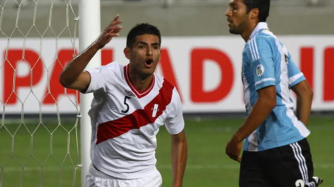 Carlos Zambrano celebra su gol en el Perú-Argentina por las Eliminatorias a Brasil 2014.