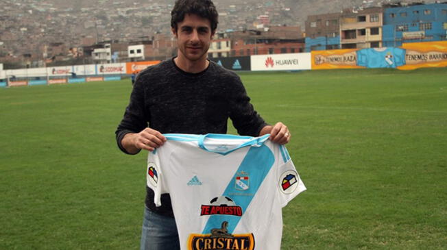 Pablo Aimar posa con la camiseta de Sporting Cristal.
