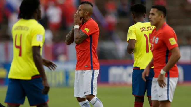 Arturo Vidal y Alexis Sánchez se lamentan de la derrota ante Ecuador.