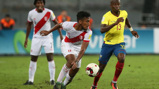 Renato Tapia conduce el balón ante la mirada de Enner Valencia en el Perú-Ecuador.