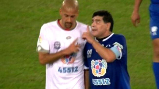 Verón y Maradona discuten al final del primer tiempo del Partido por la Paz.