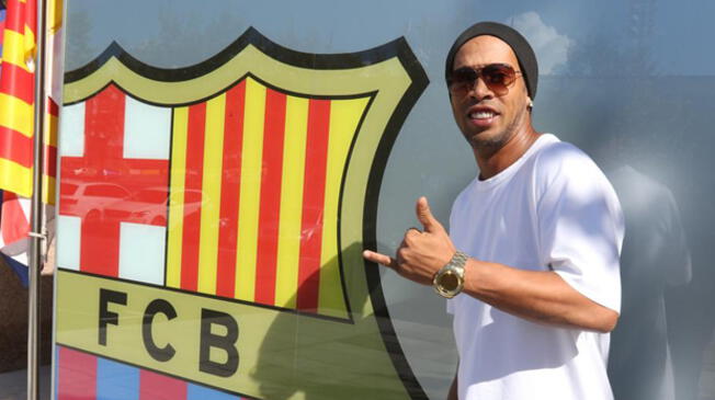 Ronaldinho fue fotografiado en la oficina de Josep Maria Bartomeu, presidente del Barcelona.