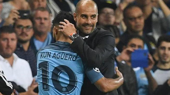 Sergio Aguero es abrazado por Pep Guardiola en un partido del Manchester City.