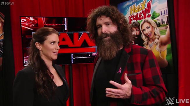 Stephanie McMahon y Mick Foley aceptaron reto de Shane McMahon y Daniel Bryan en WWE Raw.