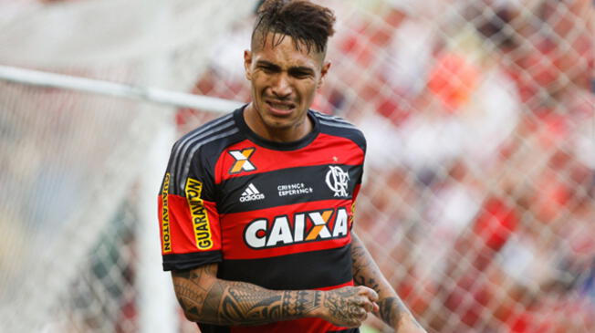 Paolo Guerrero se lamenta de una ocasión en Flamengo.