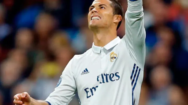 Cristiano Ronaldo publicó una foto en la que aparece al lado de una figura religiosa