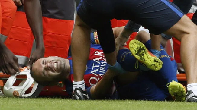 Andrés Iniesta dejó el campo adolorido y en Barcelona temen una lesión de gravedad. 