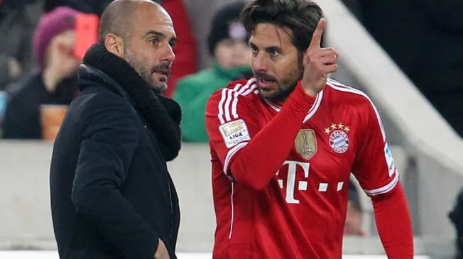 Claudio Pizarro conversa con Pep Guardiola durante su etapa en Bayern Múnich.