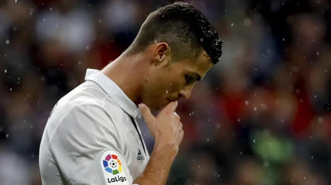 Cristiano Ronaldo cayó en una mala racha y ello lo recordó el público en una encuesta realizada por France Football