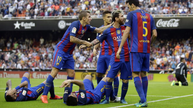 Para la RFEF, jugadores del Barcelona exageraron, ya que la botella solo impactó en Neymar. 