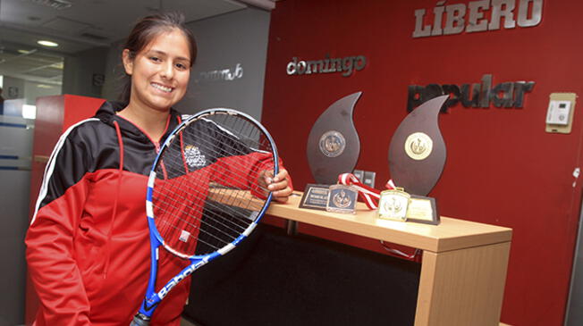 Alessandra Gonzalez posa con sus trofeos en las instalaciones de LÍBERO.