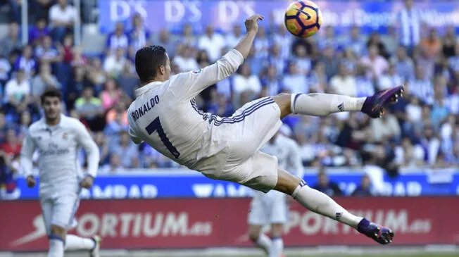 Cristiano Ronaldo marcó tres ante el Alavés, aunque no pudo convertir de chalaca. 