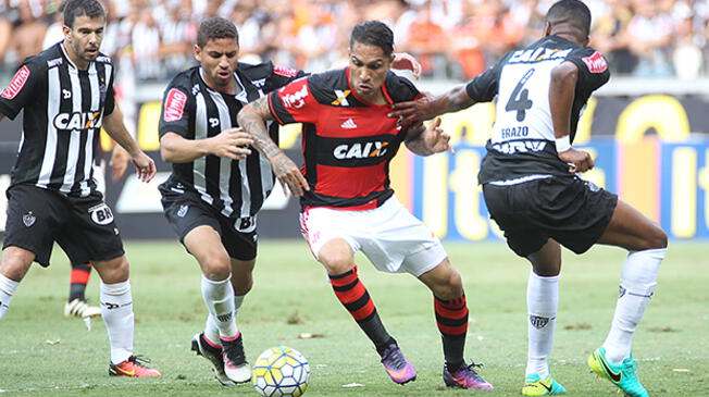 Paolo Guerrero supera a Gabriel y Erazo en el Atlético Mineiro-Flamengo.