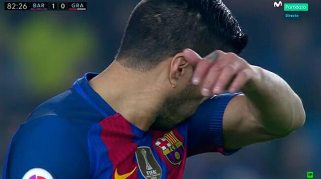 Luis Suárez se lamenta de una opción perdida en Barcelona.