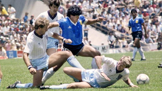 Maradona supera a dos rivales de Inglaterra en su histórico partido en el Mundial México '86.