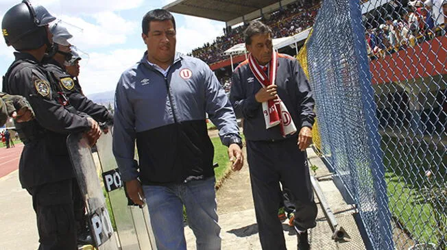 Roberto Chale sale del campo tras ser expulsado por Miguel Santivañez.
