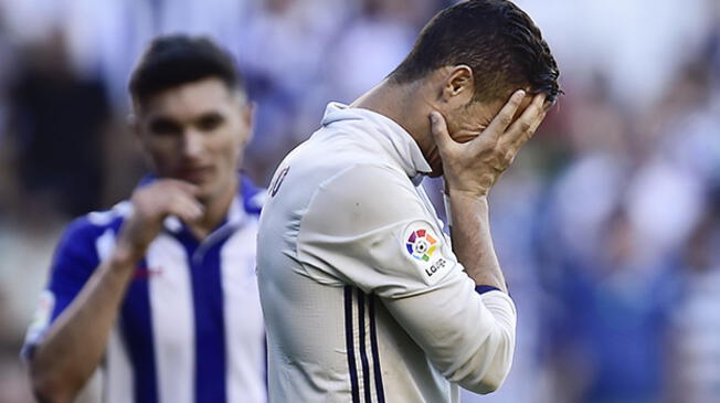 Cristiano Ronaldo se lamenta tras fallar un penal ante el Alavés.