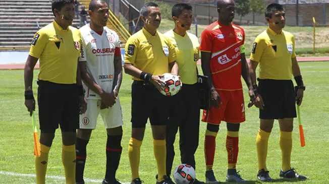 Miguel Santivañez, su terna y los capitanes antes del inicio del Sport Huancayo-Universitario.