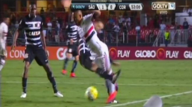 Christian Cueva casi lesiona en el Sao Paulo vs. Corinthians.