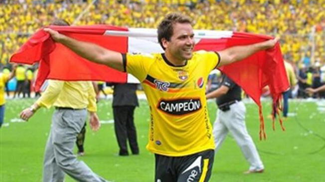 Renzo Revoredo celebrando el título que ganó con el Barcelona de Ecuador en 2012. 