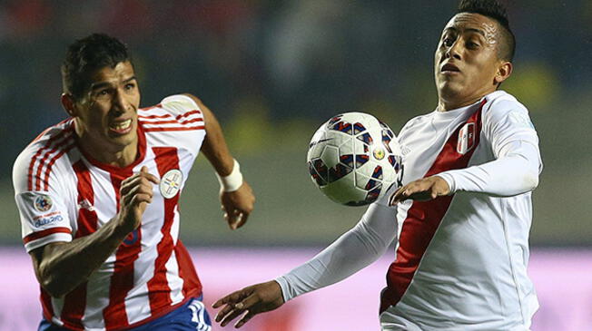 Christian Cueva controla el balón ante la mirada de Marcos Cáceres en la Copa América 2015.