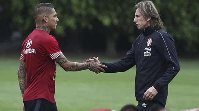 Paolo Guerrero saluda a Ricardo Gareca en un entrenamiento de la Selección Peruana.