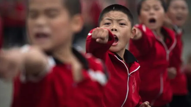 Los niños chinos durante su entrenamiento de Kung-Fu antes de la práctica de fútbol.