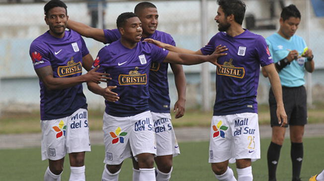 Jorge Bazán celebra su gol a UTC con Lionard Pajoy, Jorge Bazán y Lalo Uribe.