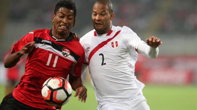Alberto Rodríguez disputa un balón con un rival en el amistoso Perú-Trinidad y Tobago.