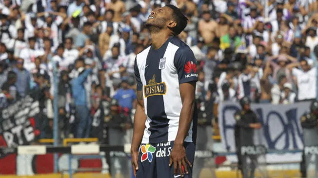 Lionard Pajoy se lamenta de una ocasión fallada ante Sport Huancayo.