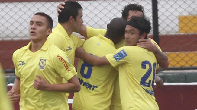 Gary Correa celebra un gol suyo a la San Martín con sus compañeros.