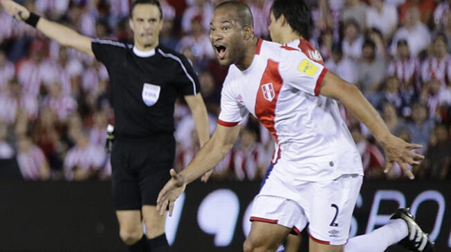 Alberto Rodríguez celebra el gol de Christian Ramos ante Paraguay en Asunción.