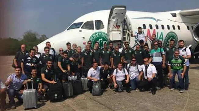 La delegación del Chapecoense antes de subir a un avión de LAMIA.