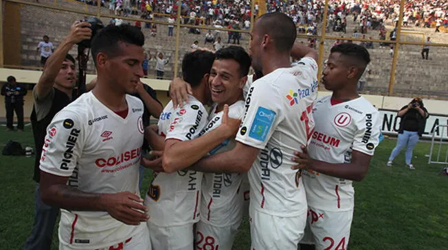 Los jugadores de Universitario celebran un gol en el Monumental.