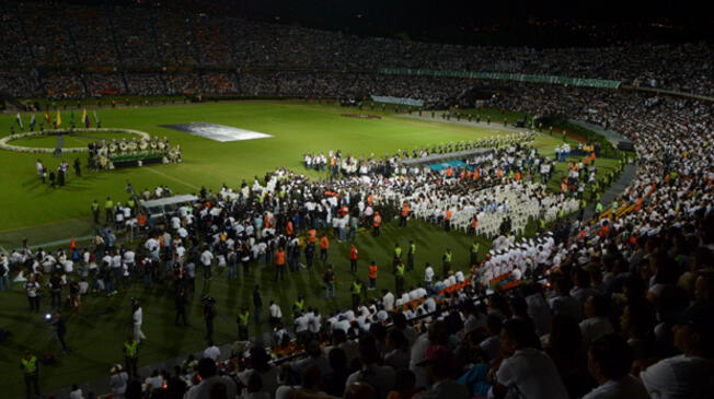 Atlético Nacional rindió homenaje a Chapecoense en el estadio Atanasio Giradot.