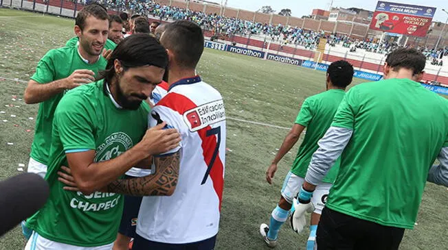 Jorge Cazulo saluda a un futbolista del Municipal antes de la primera semifinal de los Playoff.
