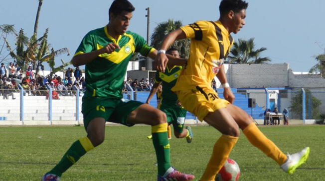 Cantolao y Sport Ancash durante un partido en la Segunda División 2016.