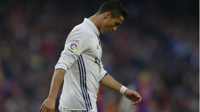 Cristiano Ronaldo se lamenta de una acción en el Camp Nou.