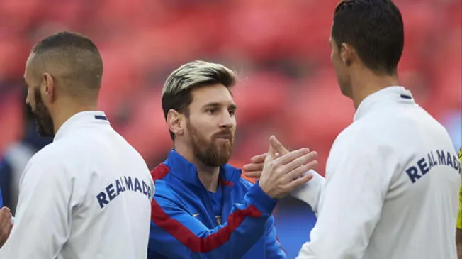 Lionel Messi y Cristiano Ronaldo se saludan antes del Clásico.