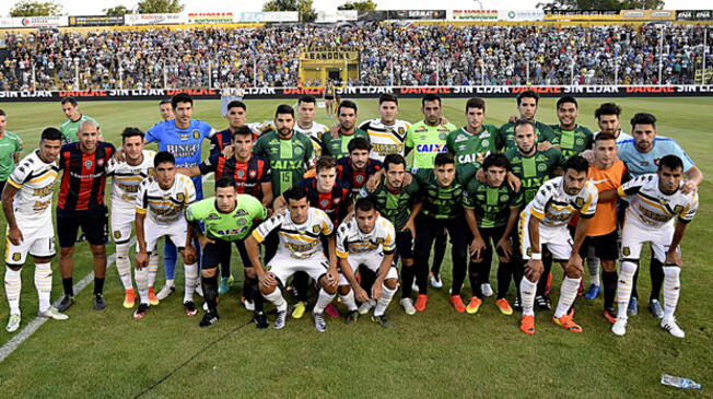Jugadores del San Lorenzo y Olimpo posaron para la foto en honor a Chapecoense 