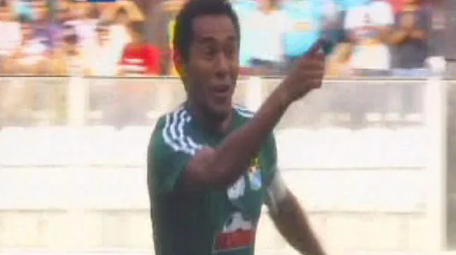 Carlos Lobatón celebra su gol a Municipal.