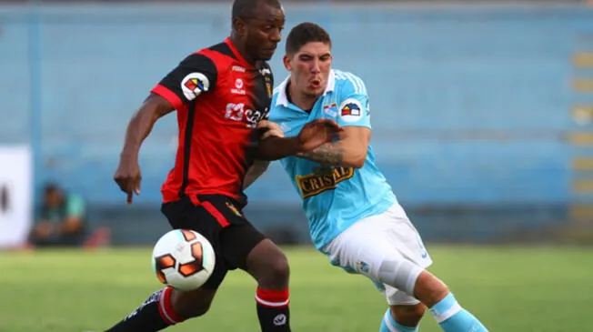 Edgar Villamarín disputa un balón con Santiago Silva en el Alberto Gallardo.