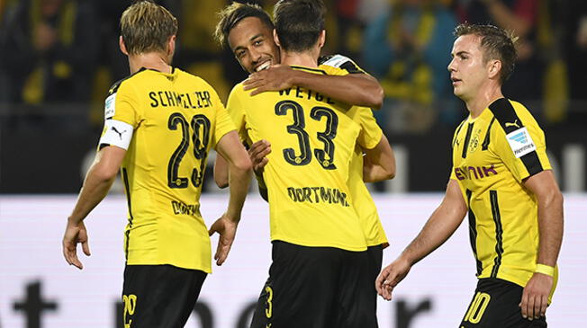 Aubameyang celebra con Weigl un gol del Borussia Dortmund en la Bundesliga.