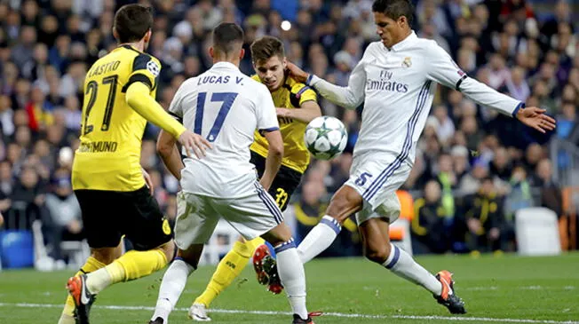 Raphael Varane disputa un balón con Julian Weigl en el Real Madrid-Borussia Dortmund.