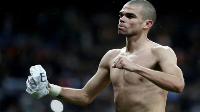 Pepe, a punto de regalar su camiseta a un hincha del Real Madrid.