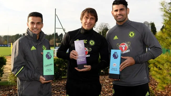 Pedro, Conte y Costa posan con sus premios a mejor gol, mejor DT y mejor jugador de noviembre.